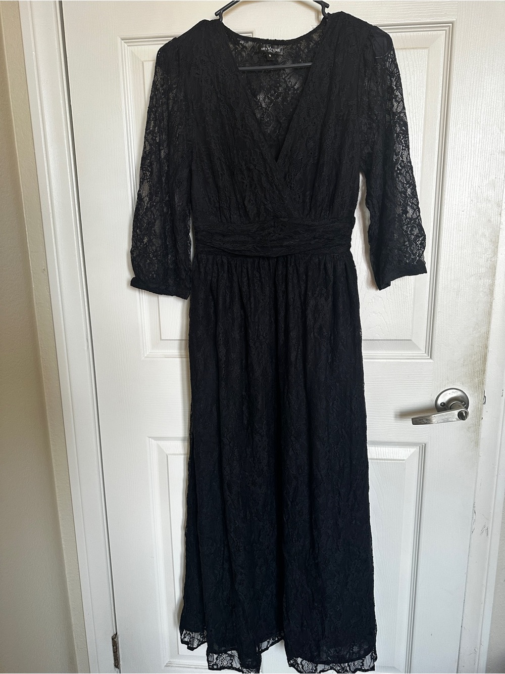 Area Stars Black Lace Dress with V-Neck and Three-Quarter Sleeves